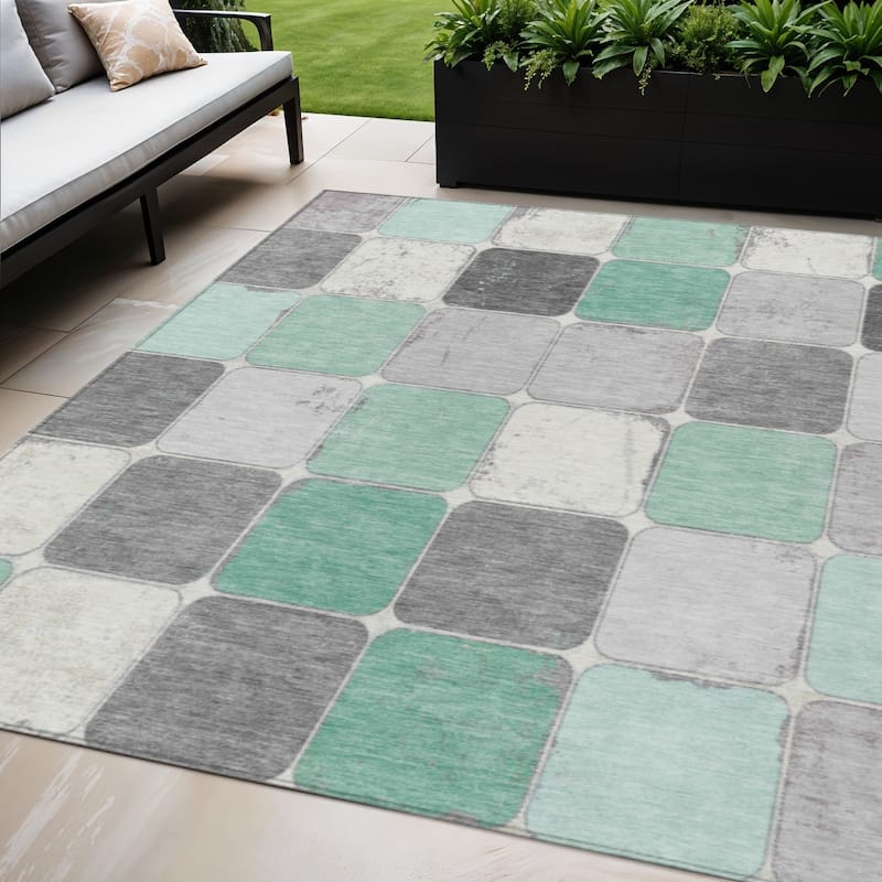 HomeRoots Geometric Transitional Rectangle Outdoor Rug - 5' X 8'