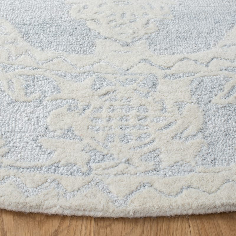 SAFAVIEH Handmade Micro-Loop Gerhild Medallion Wool Rug