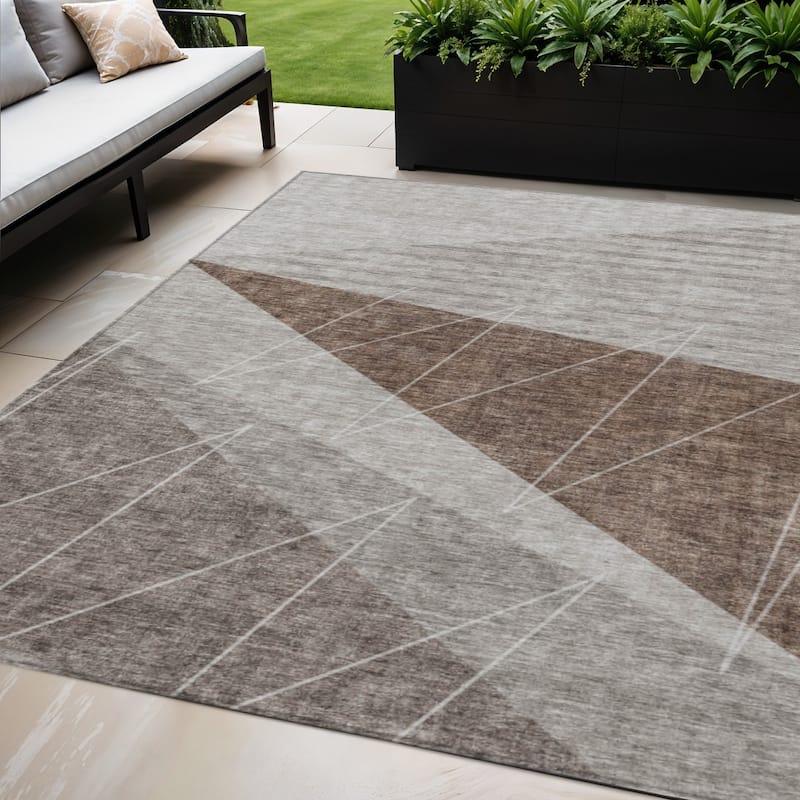 HomeRoots Geometric Transitional Rectangle Outdoor Rug - 5' X 8'