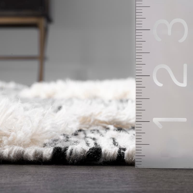 Nuloom Savannah Moroccan Tasseled Wool Area Rug
