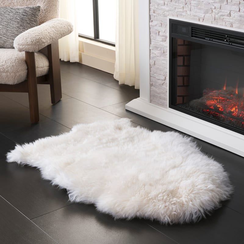 SAFAVIEH Handmade Sheepskin Brittnie Genuine Pelt Rug - 2' x 4' - Natural/White