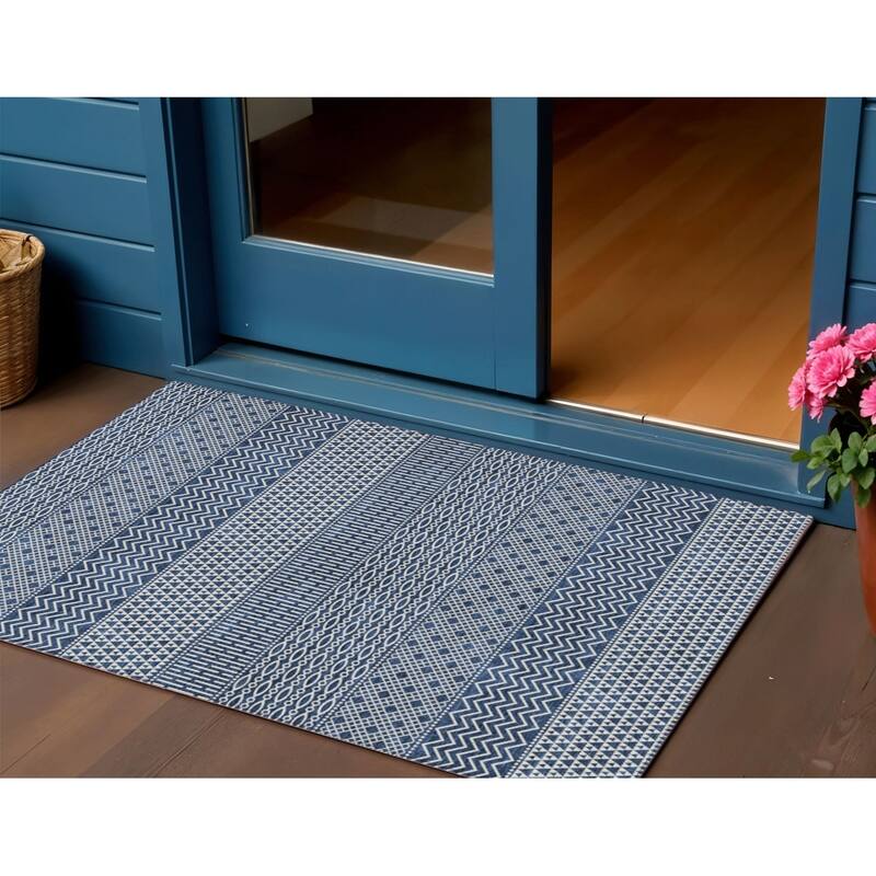 HomeRoots Chevron Modern Rectangle Outdoor Rug - 3' x 5'