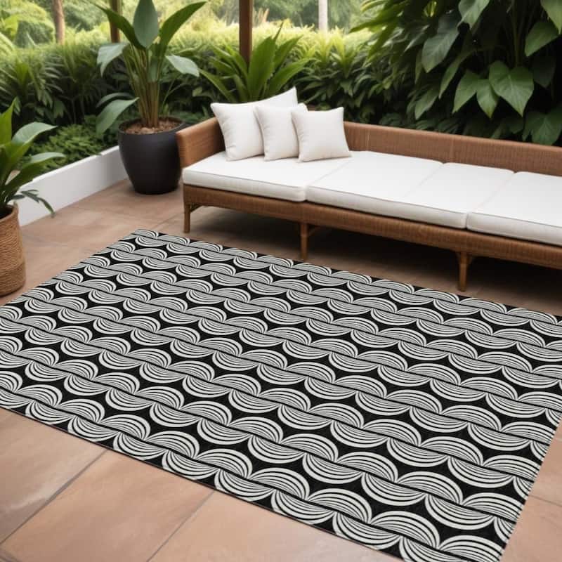 HomeRoots Ogee Transitional Rectangle Outdoor Rug - 8' X 10'