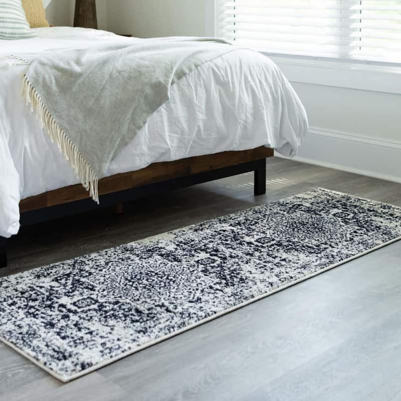 Traditional Brenda Collection Area Rug