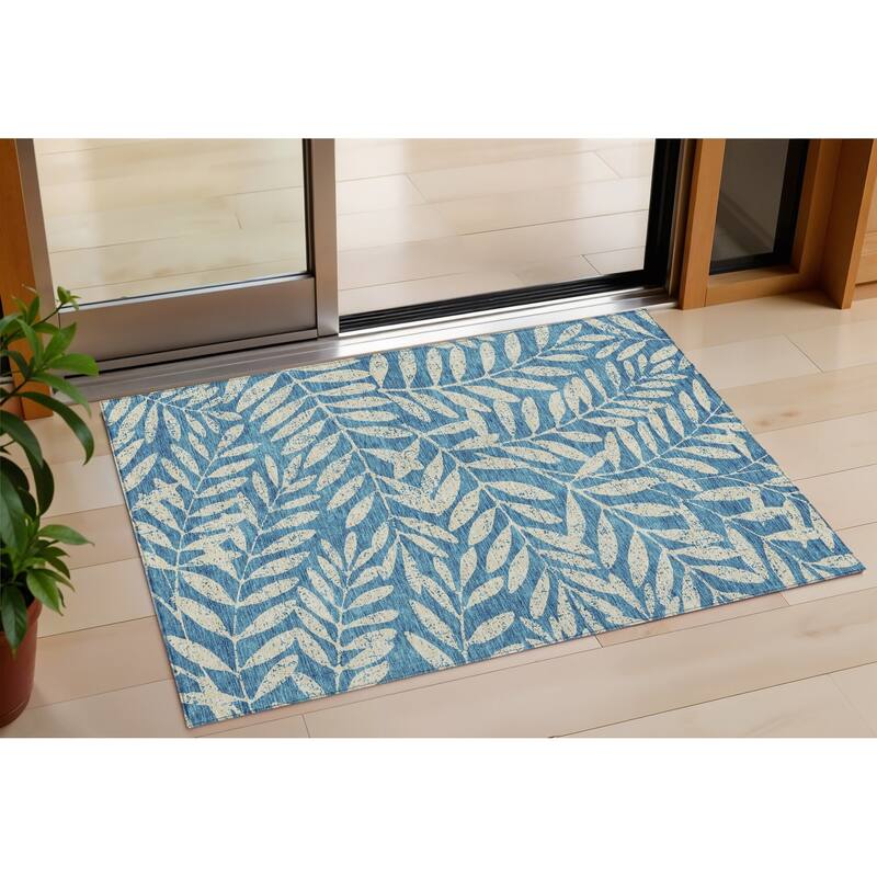 HomeRoots Floral Transitional Rectangle Outdoor Rug - 3' x 5'