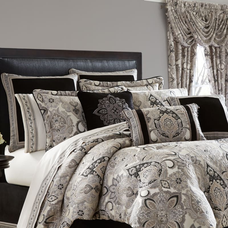 J. Queen New York Guiliana Comforter Set