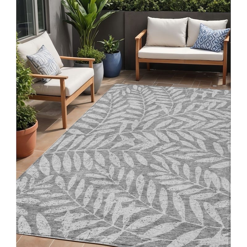 HomeRoots Floral Transitional Rectangle Outdoor Rug - 5' X 8'