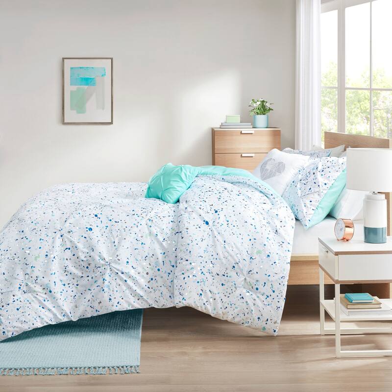 Intelligent Design Lara Metallic Printed and Pintucked Comforter