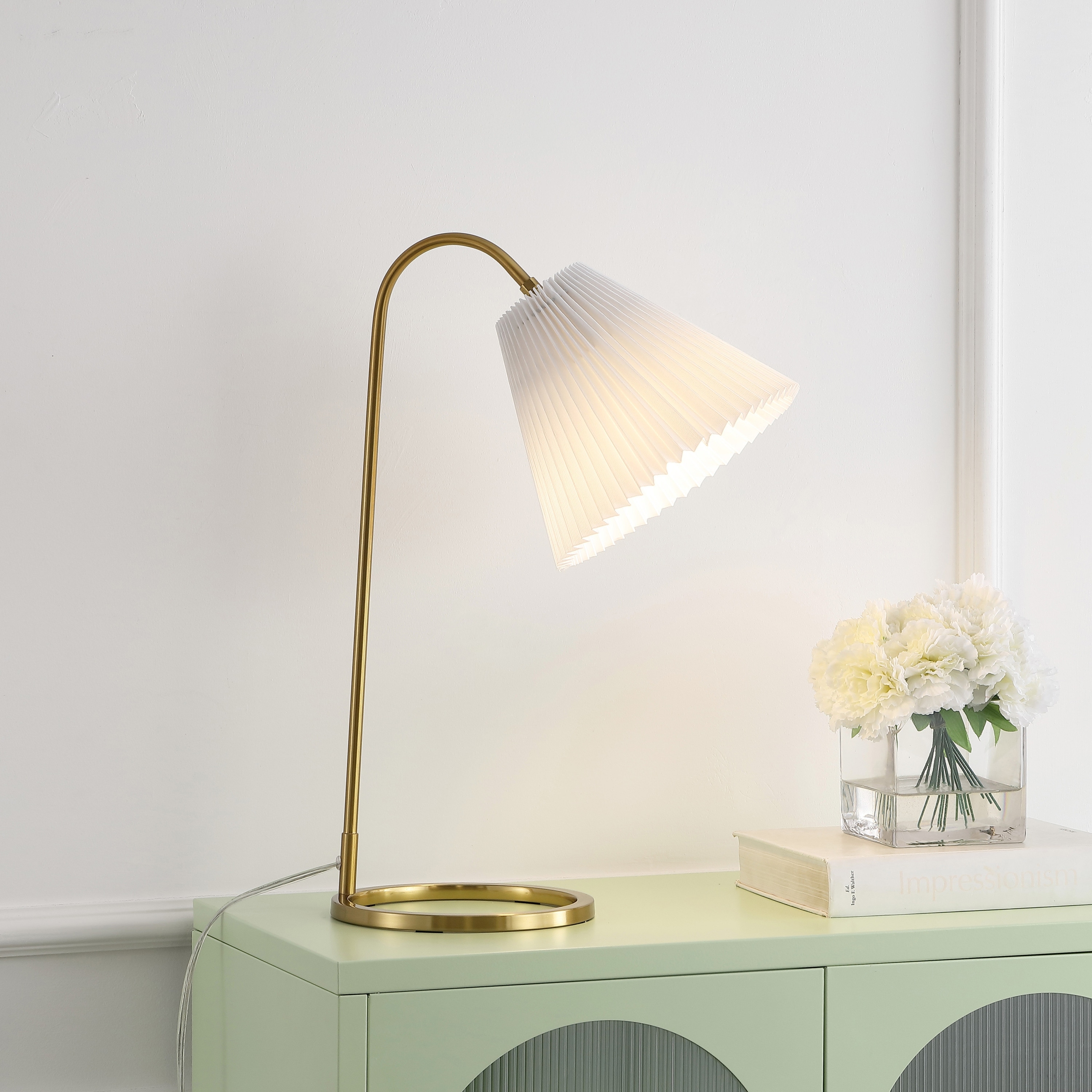 JONATHAN Y Devon 22" Modern Glam Metal Arc Adjustable Head LED Table Lamp with Pleated Shade, Brass Gold/White