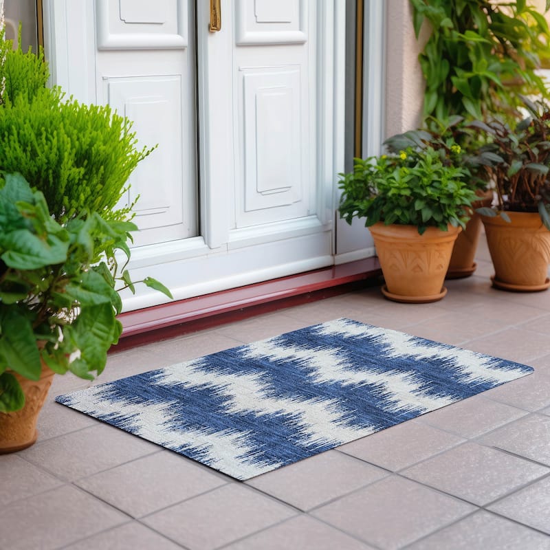 Machine Washable Indoor/ Outdoor Chantille Modern Chevron Rug - Navy - 1'8" x 2'6"