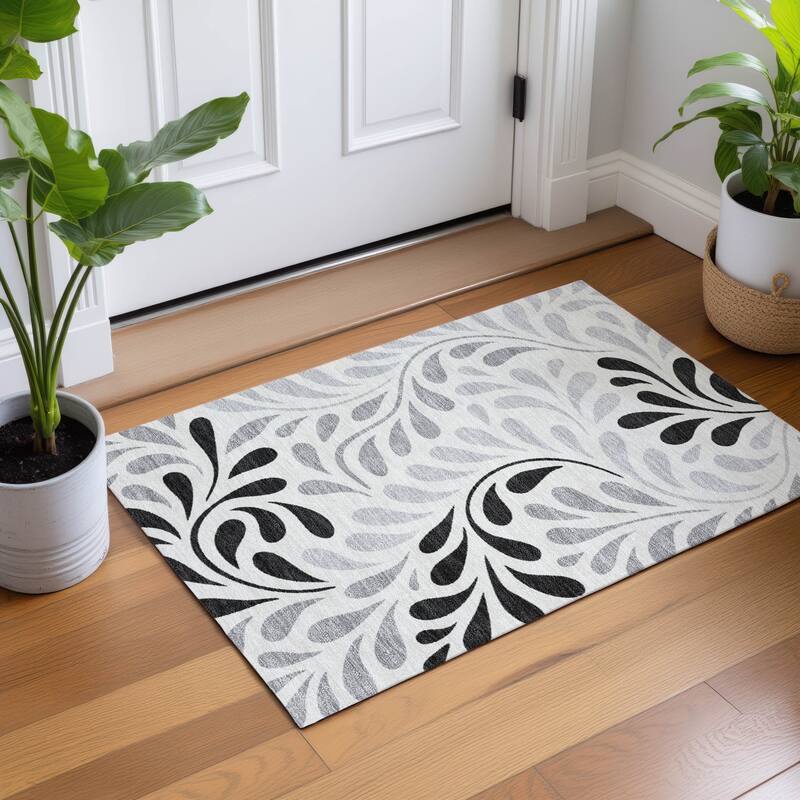 Machine Washable Indoor/ Outdoor Floral Arabesque Chantille Rug