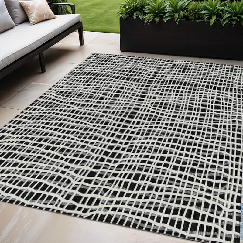 HomeRoots Striped Transitional Rectangle Outdoor Rug - 5' X 8'