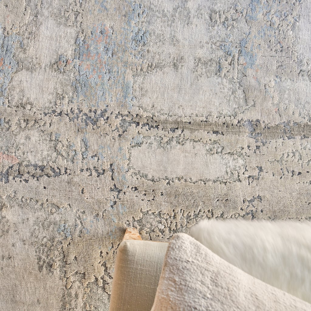 EXQUISITE RUGS Laureno Hand-knotted Bamboo Silk Silver Blue Area Rug.