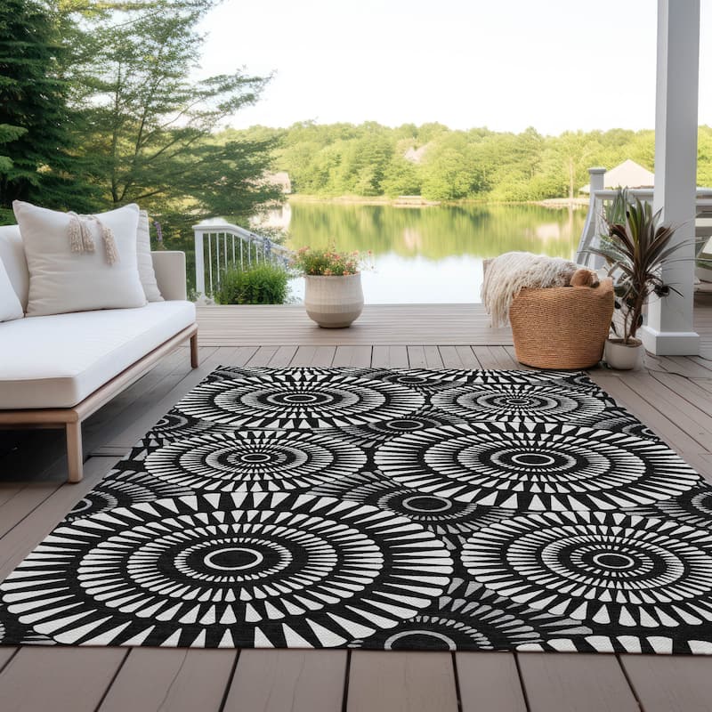 Machine Washable Indoor/ Outdoor Chantille Contemporary Burst Rug - Black - 2'6" x 3'10"