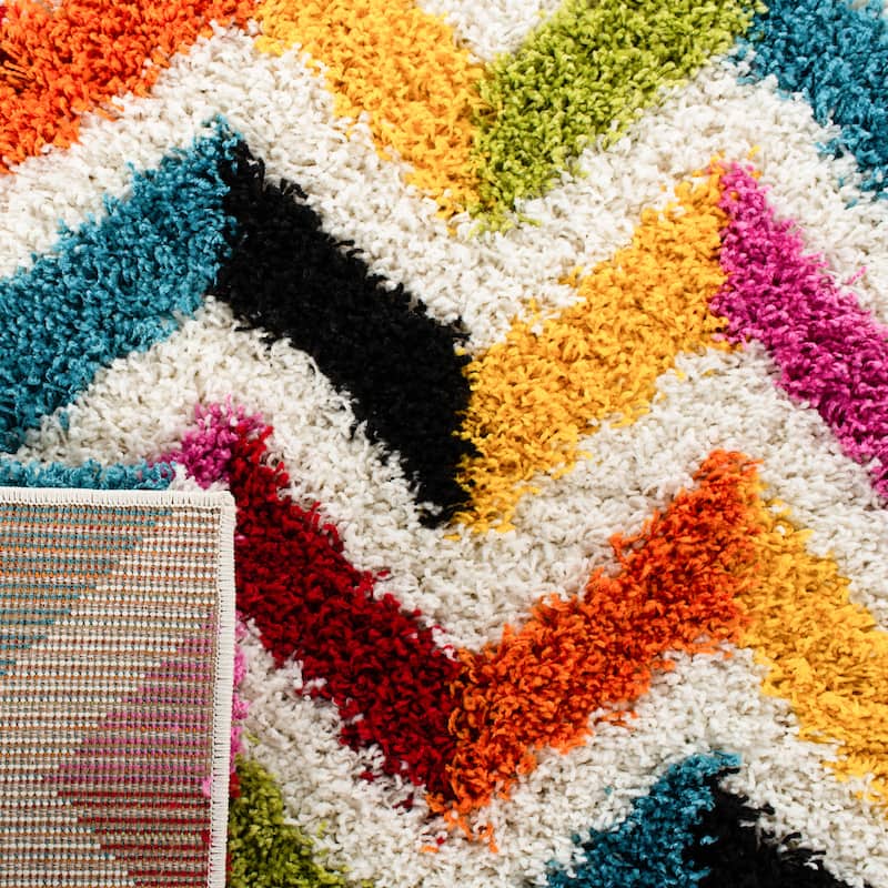 SAFAVIEH Kids Shag Veniamina Chevron Nursery Playroom 2-inch Thick Rug