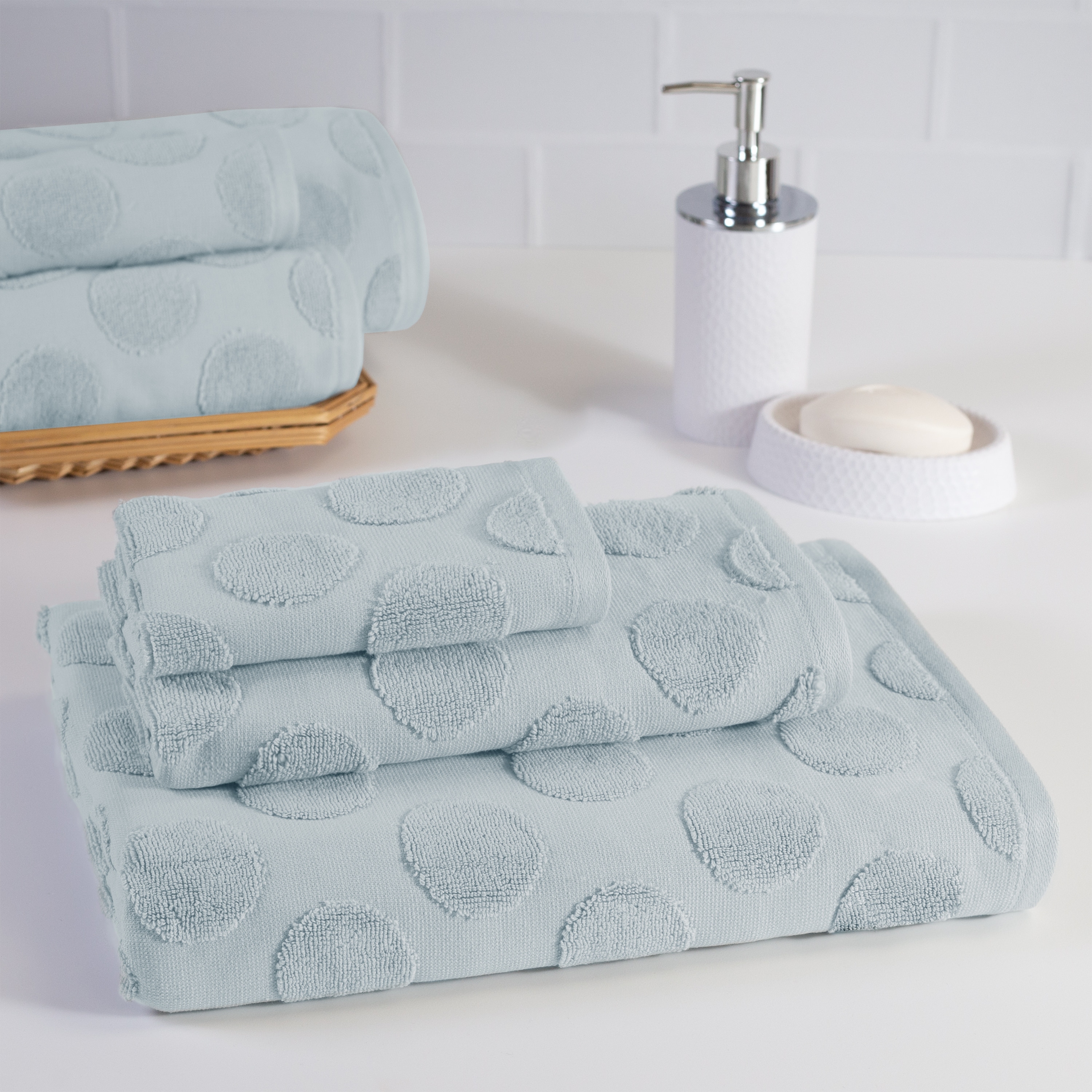 https://ak1.ostkcdn.com/images/products/is/images/direct/660b8a405df36d034e801af91eb0d4a3d17c1ad5/Sapphire-Resort-Textured-Circles-6-Piece-Bath-Towel-Set-in-White.jpg