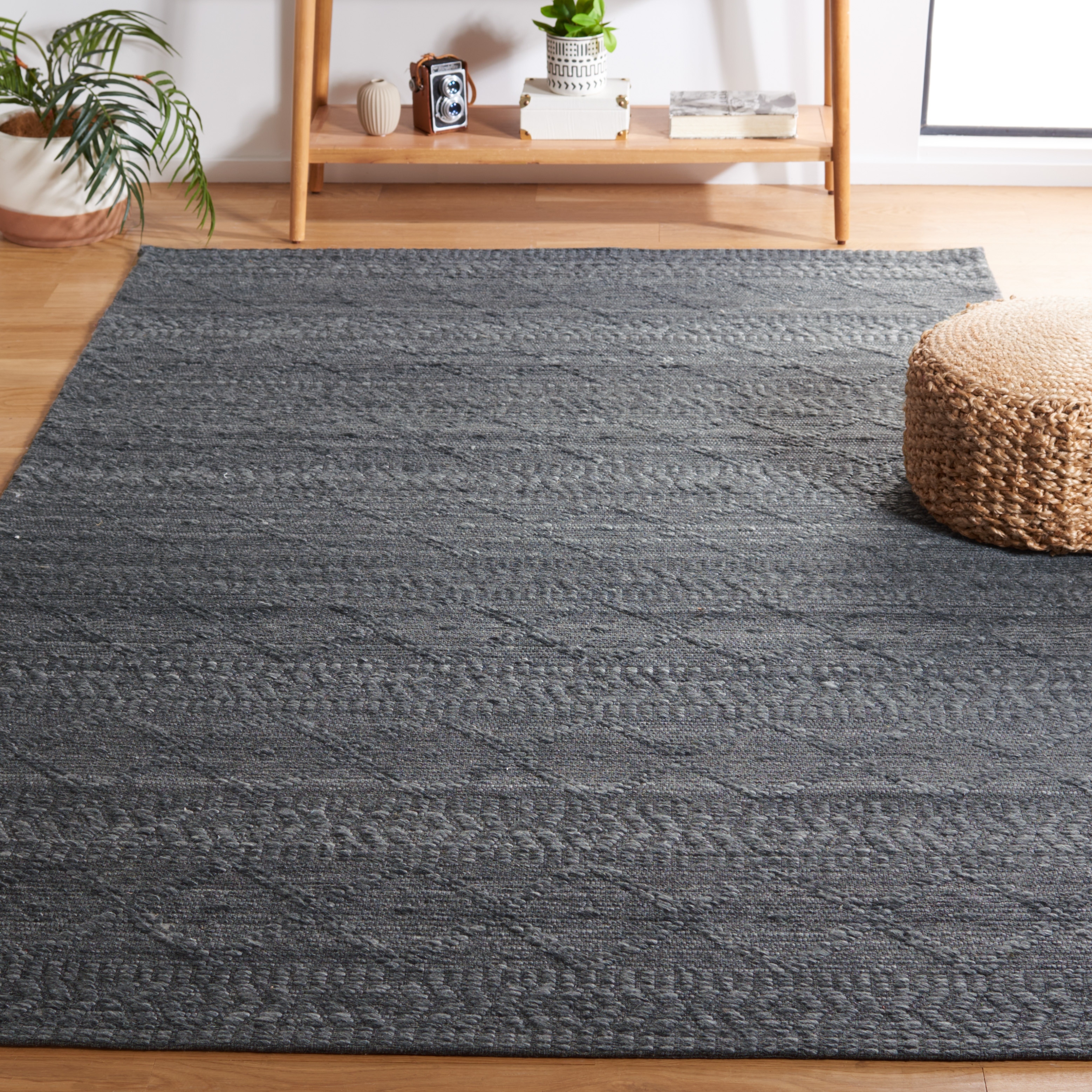 SAFAVIEH Handmade Marbella Venerina Modern & Contemporary Wool Rug