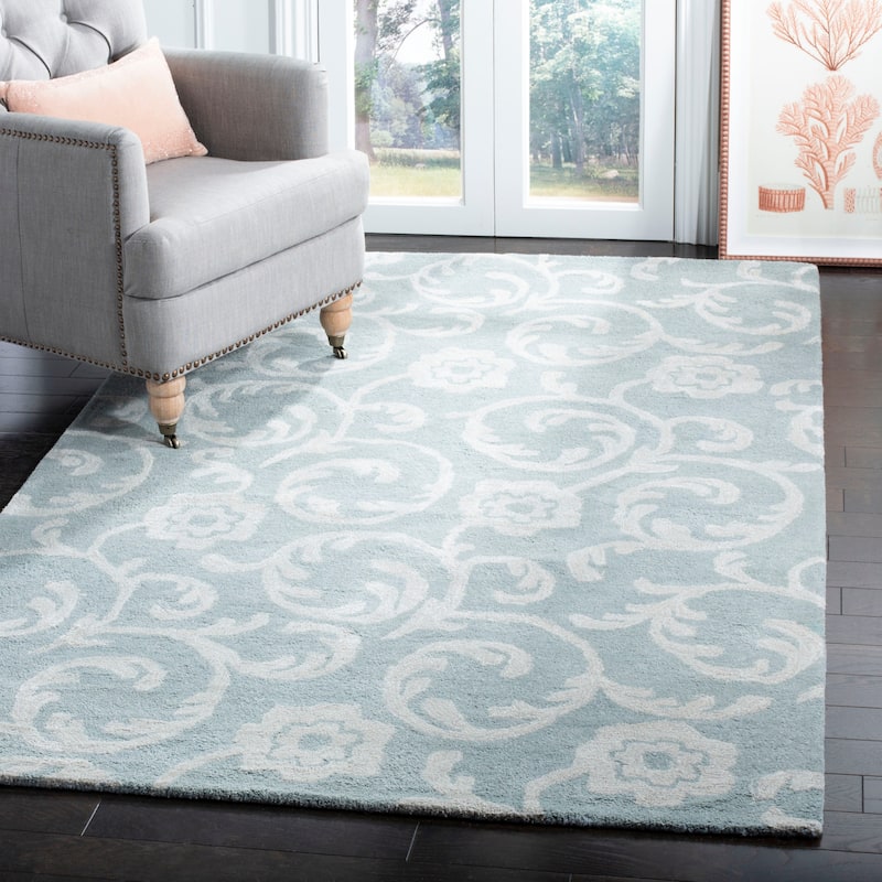 SAFAVIEH Handmade Soho Britta Scroll N.Z. Wool Rug - 3'6" x 5'6" - Light Blue/Silver