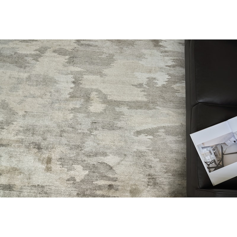 EXQUISITE RUGS Bamboo Silk Hand-knotted Light Silver/Grey Area Rug.