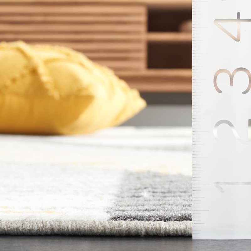 SAFAVIEH Pyramid Sadeta Mercy Modern Geometric Rug