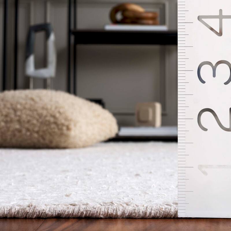 SAFAVIEH Handmade Renewal Reeli Wool Rug