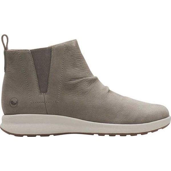 clarks mid boots