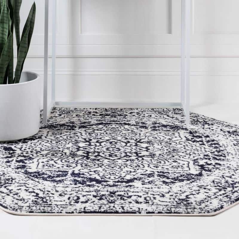 Traditional Brenda Collection Area Rug
