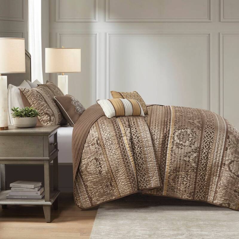 Madison Park Venetian 6 Piece Jacquard Quilt Set with Throw Pillows