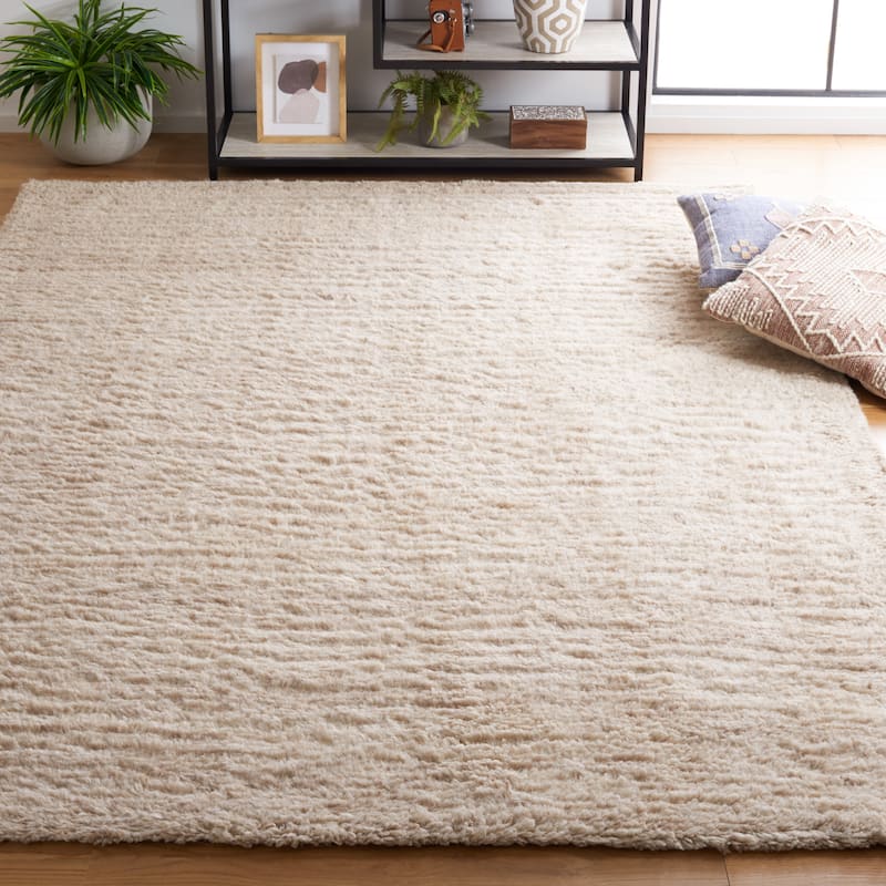 SAFAVIEH Handmade Casablanca Shag Ceferina Wool Rug - 4' x 6' - Beige