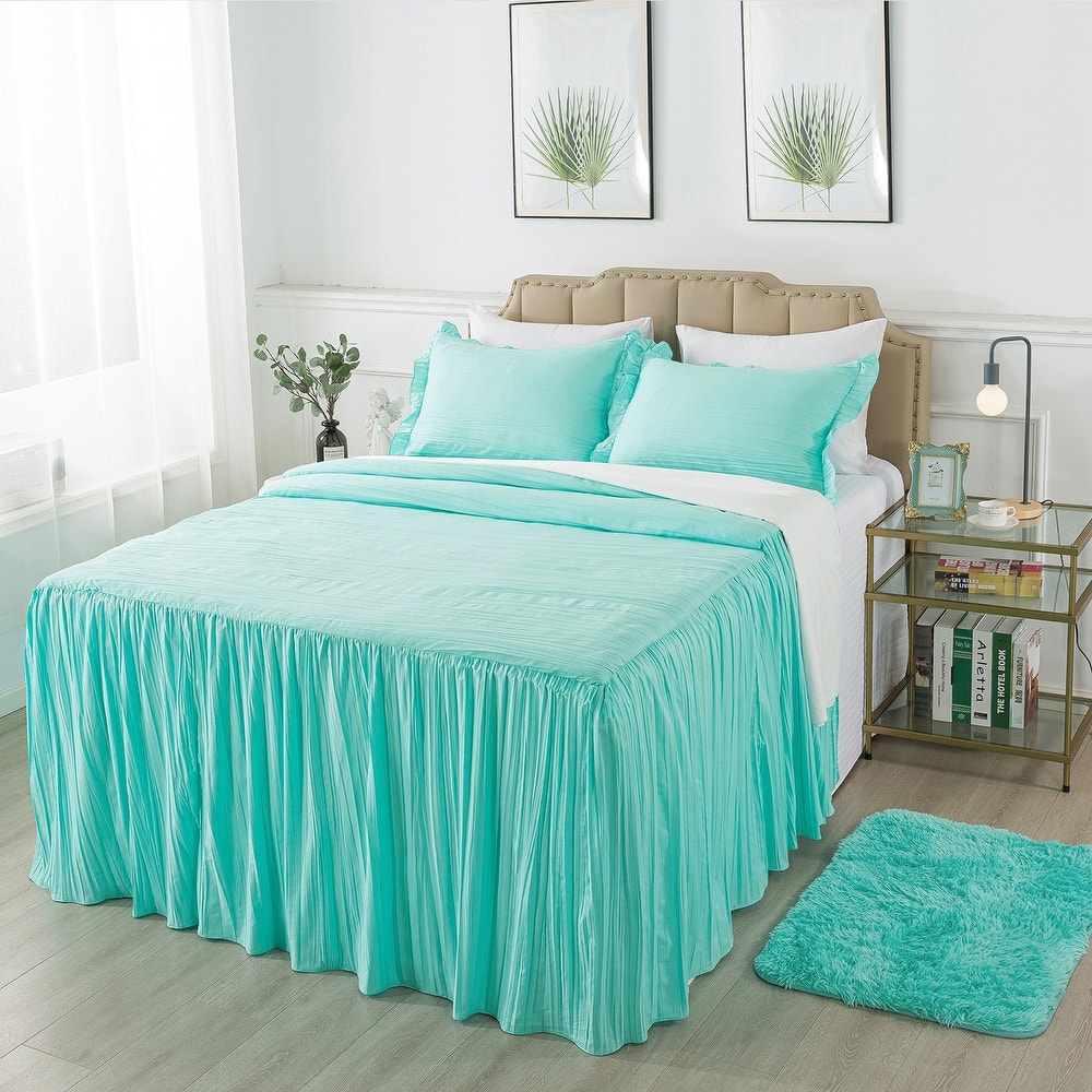 Pleated Ruffle Skirt Bedspread with a Rug