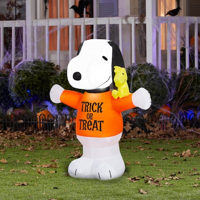 Airblown-Snoopy in Trick or Treat Shirt w/ Woodstock-Peanuts