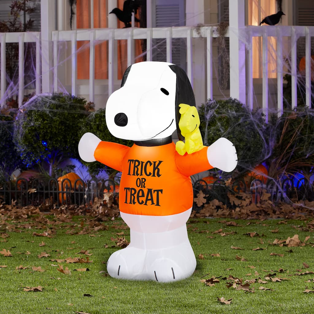 Airblown-Snoopy in Trick or Treat Shirt w/ Woodstock-Peanuts
