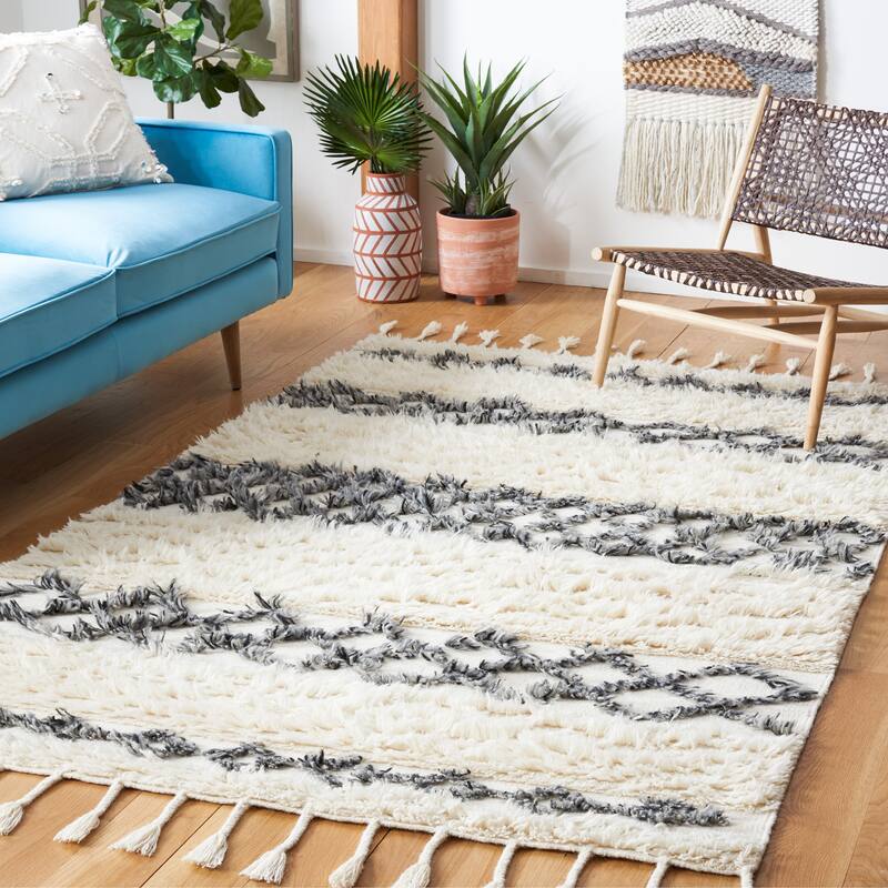 SAFAVIEH Handmade Casablanca Aneliya Tribal Wool Rug - 4' x 6' - Ivory/Dark Grey