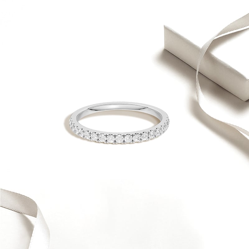 1/4ct TDW Diamond Wedding Band in 14K White Gold for Women