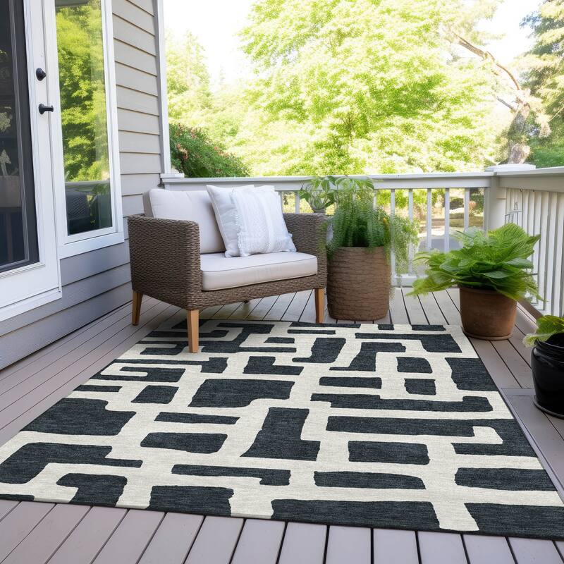 Machine Washable Indoor/ Outdoor Chantille Contemporary Geo Rug - Black - 5' x 7'6"