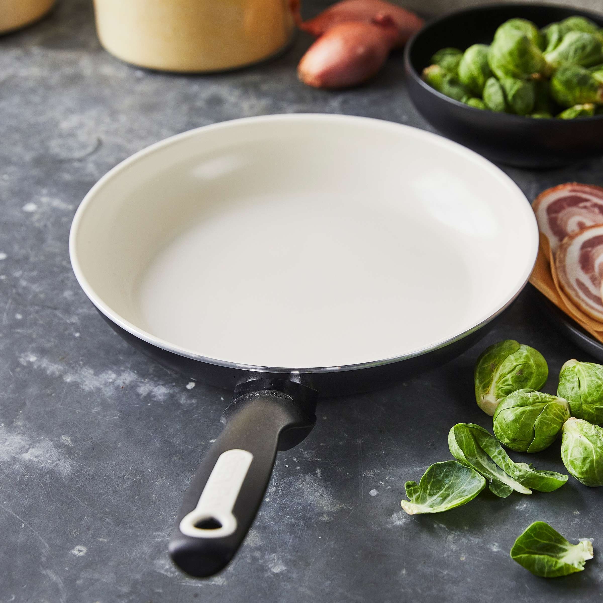 https://ak1.ostkcdn.com/images/products/is/images/direct/674a1b66b31620627af5b1a113f60415655302a8/GreenPan-Rio-10-inch-Ceramic-Nonstick-Frypan%2C-Black.jpg