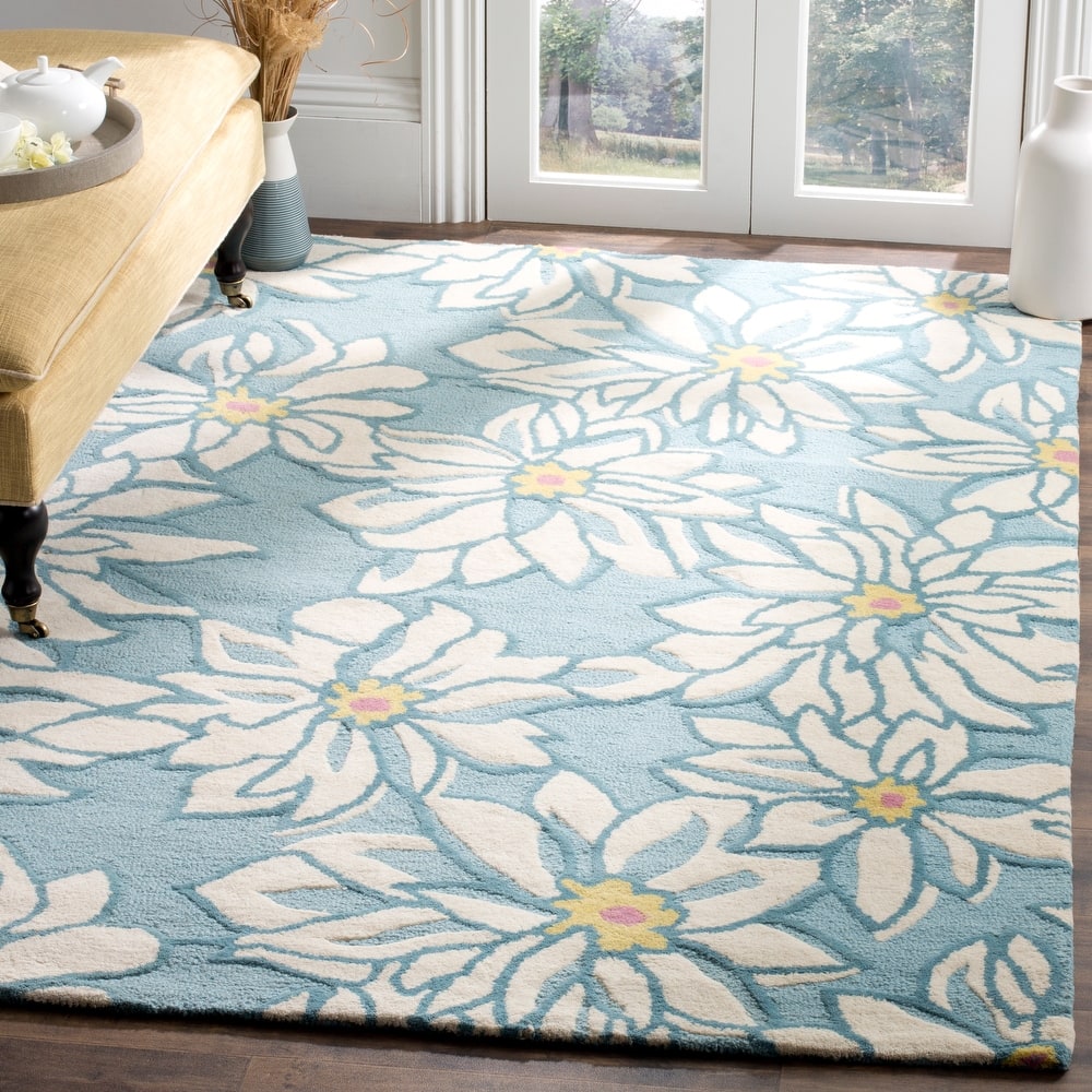 SAFAVIEH Handmade Blossom Pragiya Blue Wool Rug