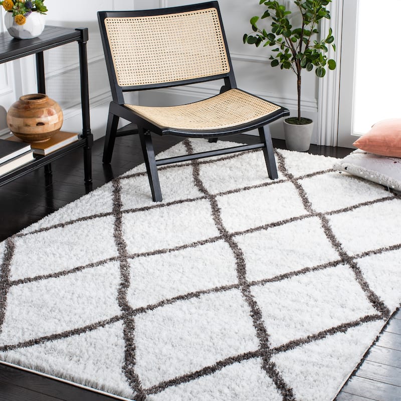 SAFAVIEH Berber Shag Rezan Trellis 1.25-inch Thick Rug - 4'5" x 6'5" - Ivory/Grey
