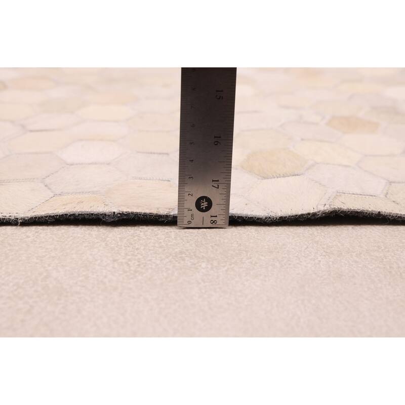 ECARPETGALLERY Handmade Cowhide Patchwork Ivory Leather Rug - 4'0 x 6'0