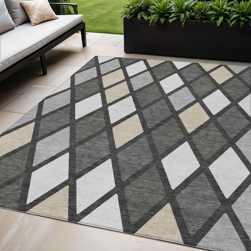 HomeRoots Geometric Transitional Rectangle Outdoor Rug - 5' X 8'
