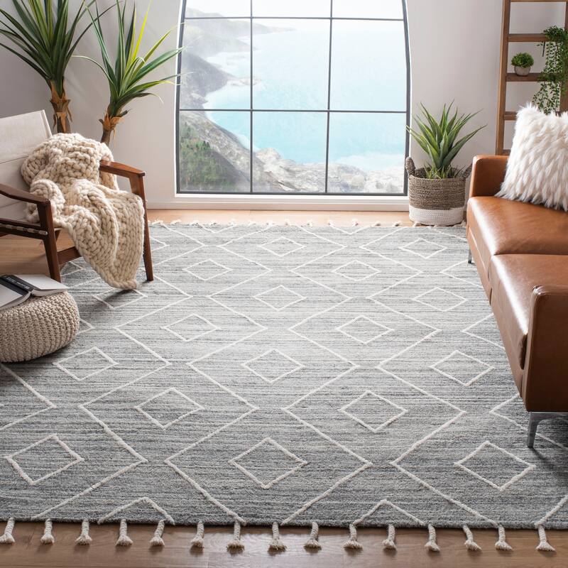 SAFAVIEH Handmade Casablanca Shag Desi Tribal Wool Rug - 8' x 10' - Grey/Ivory