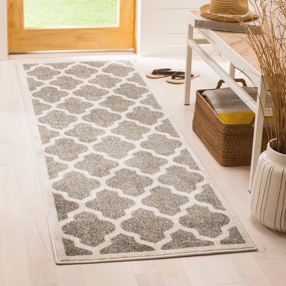 SAFAVIEH Amherst Radovinka Modern Rug