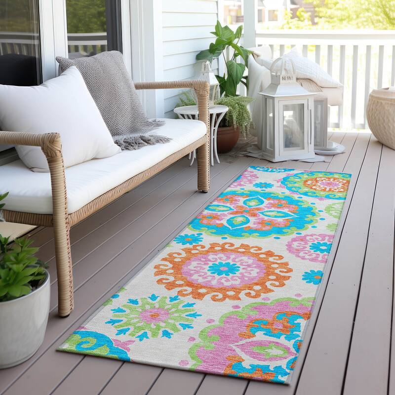 Machine Washable Indoor/ Outdoor Chantille Casual Medallion Rug - White - 2'3" x 7'6"