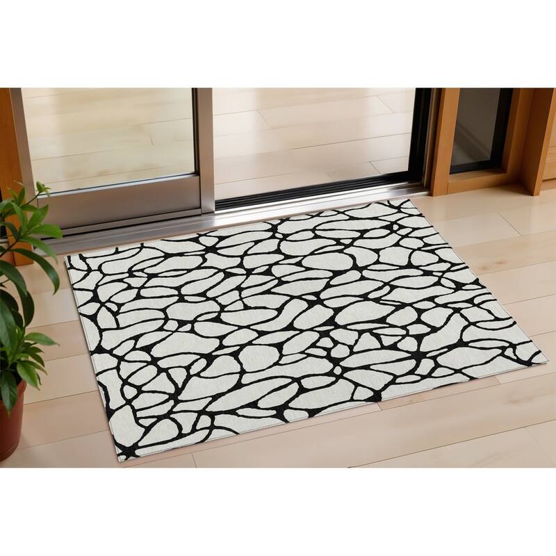 HomeRoots Geometric Transitional Rectangle Outdoor Rug - 3' x 5'