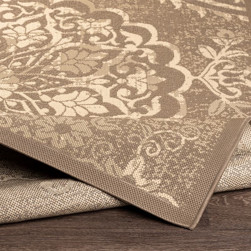 Artistic Weavers Kaisa Indoor/ Outdoor Paisley Medallion Area Rug