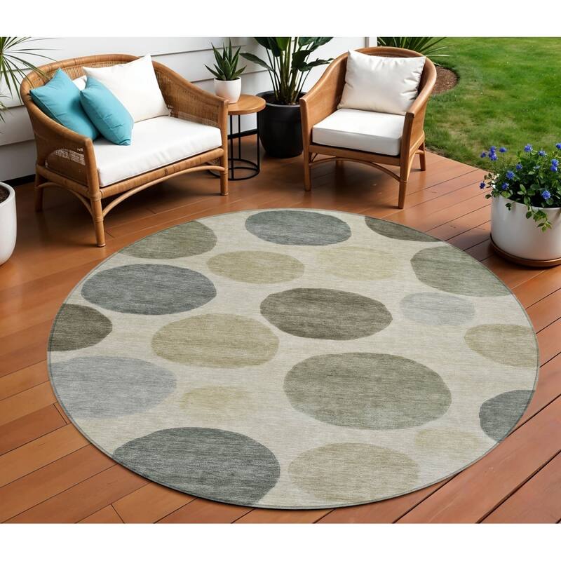 HomeRoots Geometric Transitional Rectangle Outdoor Rug - 8' Round