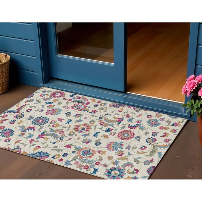 HomeRoots Floral Transitional Rectangle Outdoor Rug - 3' x 5'