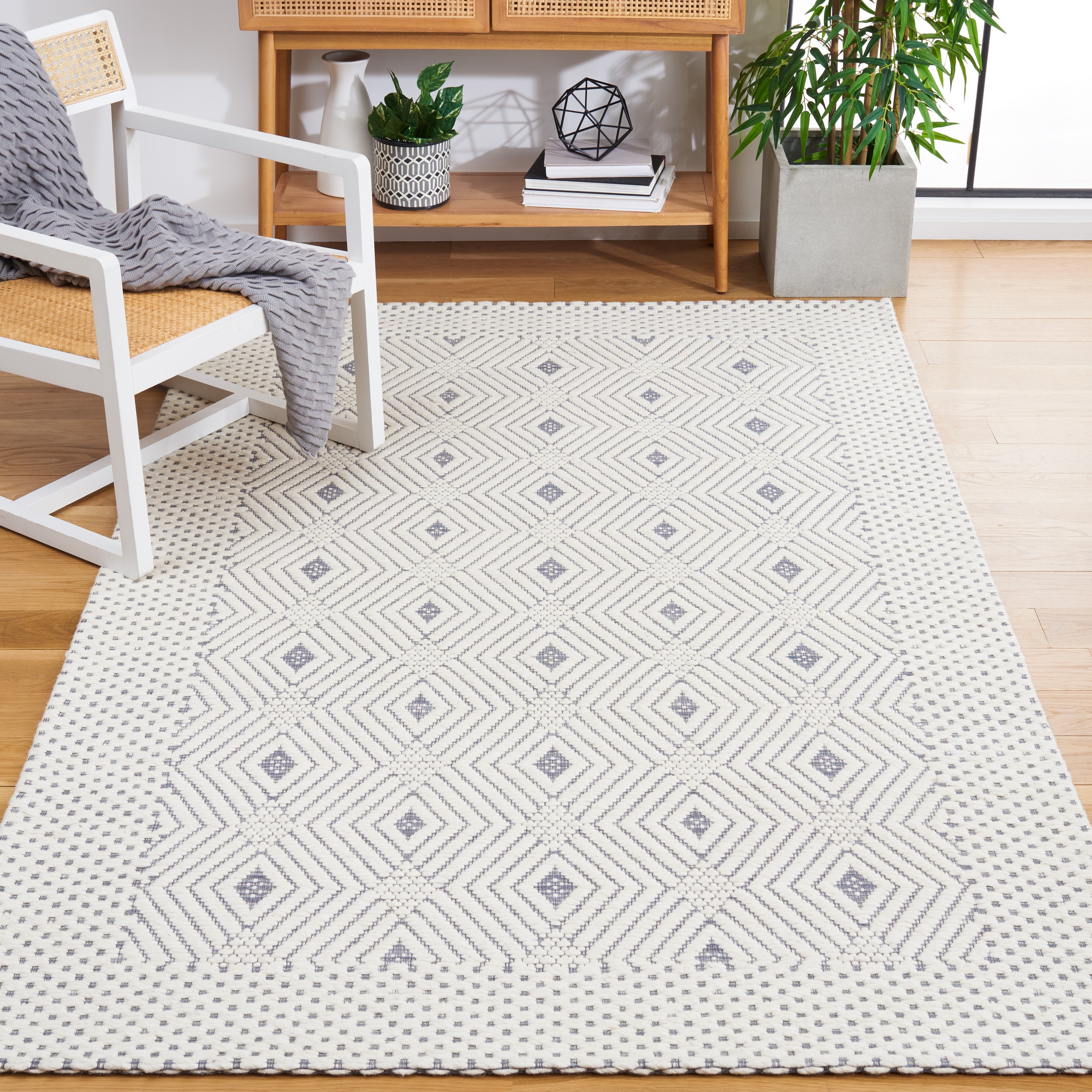 SAFAVIEH Handmade Marbella Matxalen Modern Wool Rug