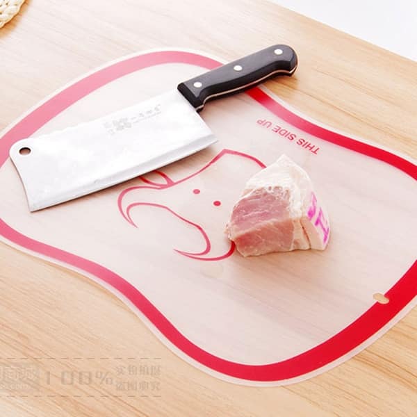https://ak1.ostkcdn.com/images/products/is/images/direct/689b091e10d20f2701126acf14dee8693c94ce1a/Kitchen-Plastic-Flexible-Bendable-Slicing-Dicing-Cutting-Chopping-Board-Mat-Red.jpg?impolicy=medium