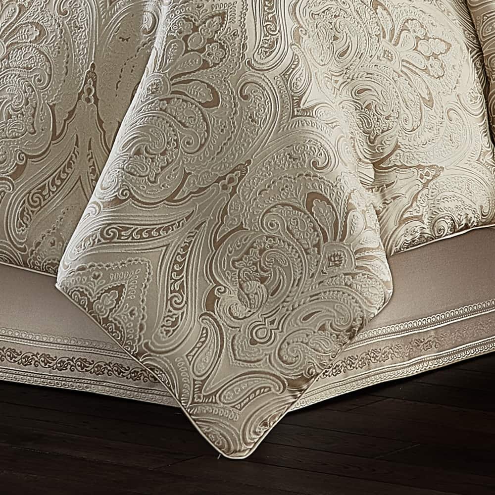 J. Queen New York Trinity Comforter Set